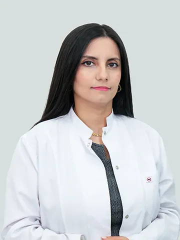 Uzm. Dr. Nərmin Quluzadə — pediatr, ağ həkim xalatında portret